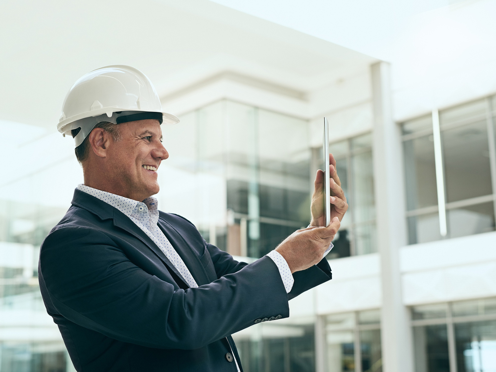 Smart helmet live video, photo capture and local recording workflows for industrial remote inspection