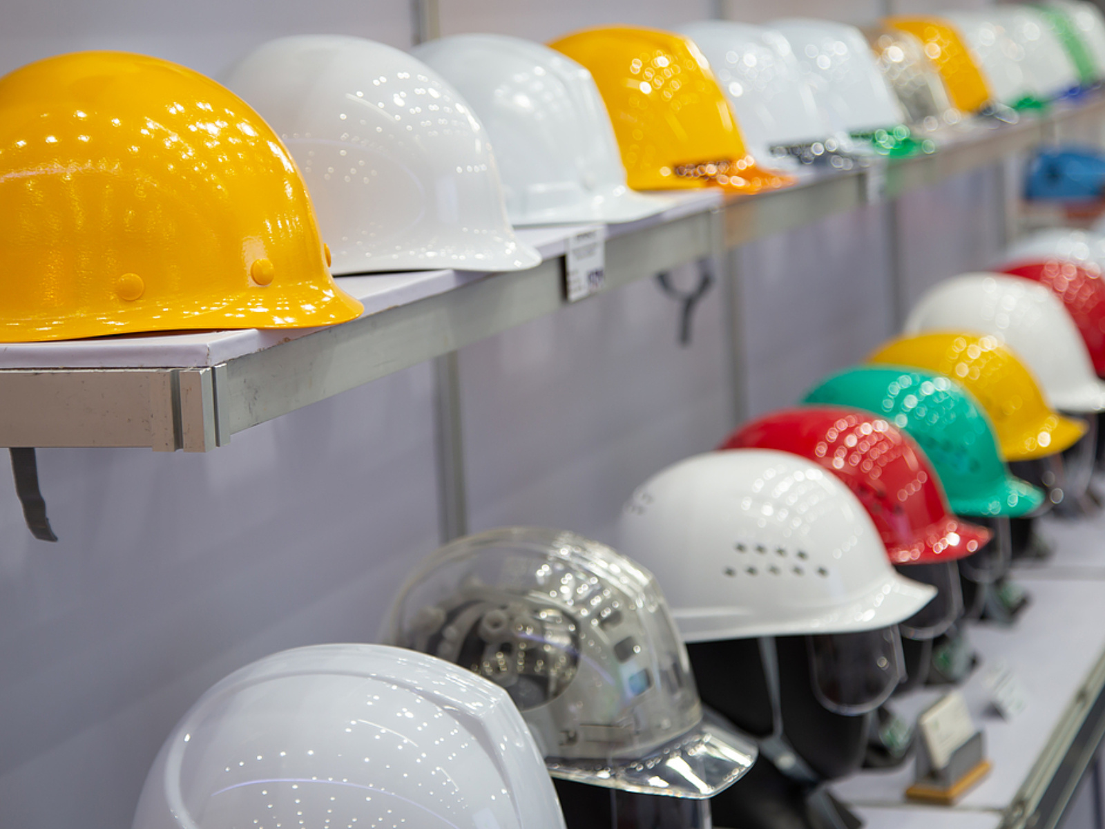 Integrated vs split smart helmet design comparison for wearability, battery management and industrial maintenance